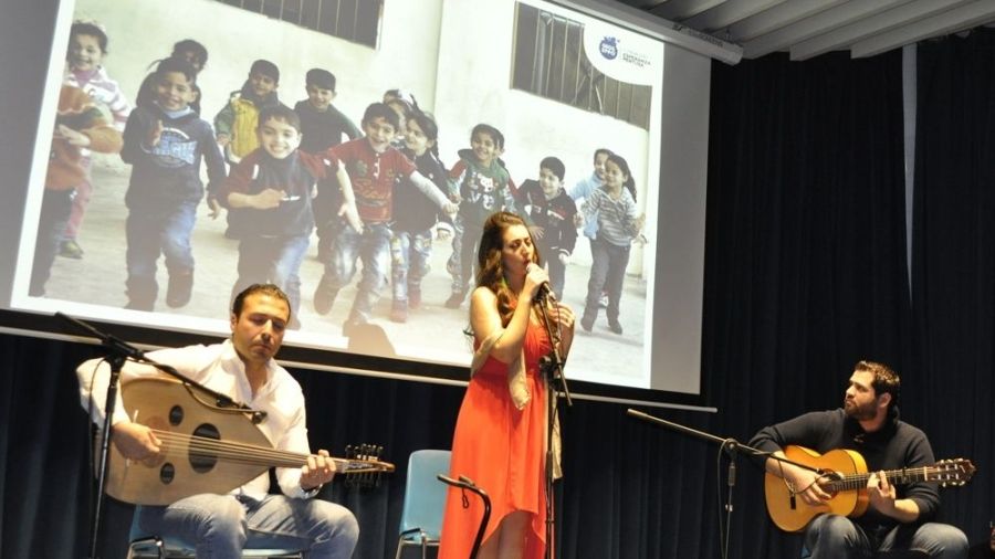 Concierto ofrecido en Casa Mediterráneo por la cantante siria Aseel Massoud acompañada a la guitarra por Ahmad Dyab y al laúd por Ayham Omran - Foto: María Gilabert / Revista Casa Mediterráneo.