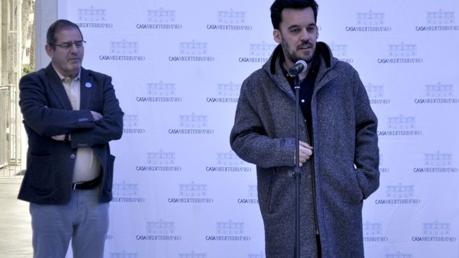 Samuel Aranda en la inauguración de su exposición en Casa Mediterráneo, junto a Javier Hergueta, director de la institución.
