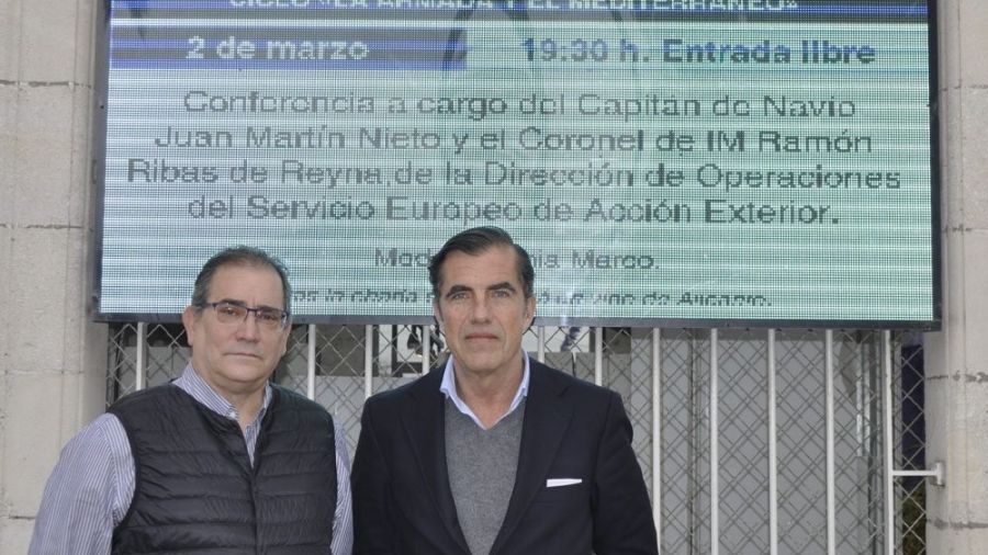 Juan Martín Nieto y Ramón Ribas de Reyna ante la fachada de Casa Mediterráneo - © María Gilabert / Revista Casa Mediterráneo.