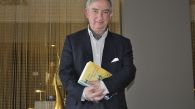 Rafael Dezcállar en su visita a Alicante con su novela 'Seda Negra' -  © María Gilabert / Revista Casa Mediterráneo.