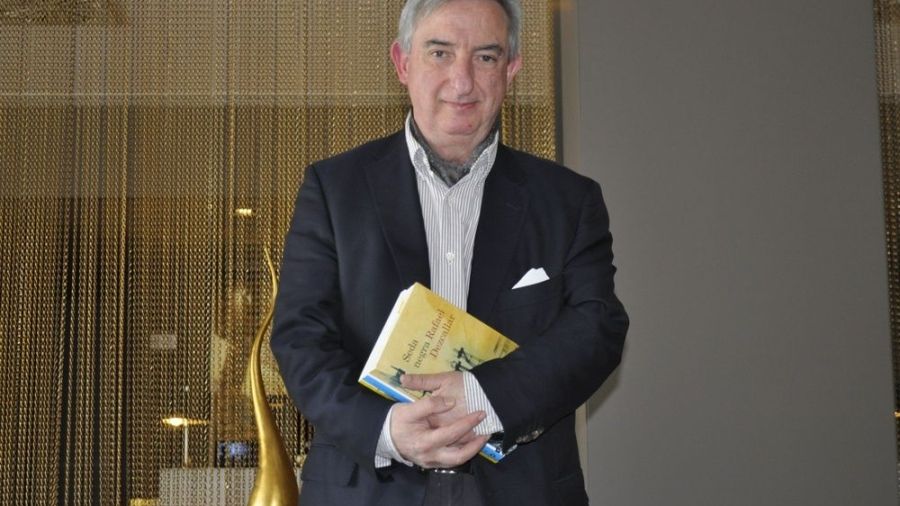 Rafael Dezcállar en su visita a Alicante con su novela 'Seda Negra' -  © María Gilabert / Revista Casa Mediterráneo.