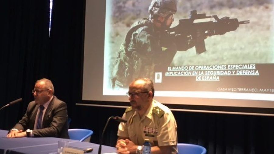 El General Demetrio Muñoz (derecha), junto al director de Casa Mediterráneo, Javier Hergueta, durante la conferencia sobre el MOE - Foto: María Gilabert / Revista Casa Mediterráneo.