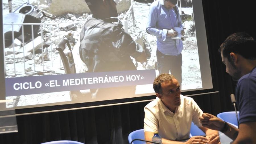 El periodista Mikel Ayestarán firmando ejemplares de su libro 'Oriente Medio, Oriente roto' en Casa Mediterráneo - © María Gilabert / Revista Casa Mediterráneo.