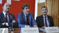 El Director del Instituto Cervantes, Luis García Montero, en el centro, entre el alcalde de Orihuela, Emilio Bascuñana, y el el Secretario General de la institución, Rafael Rodríguez-Ponga en Orihuela - © María Gilabert / Revista Casa Mediterráneo.