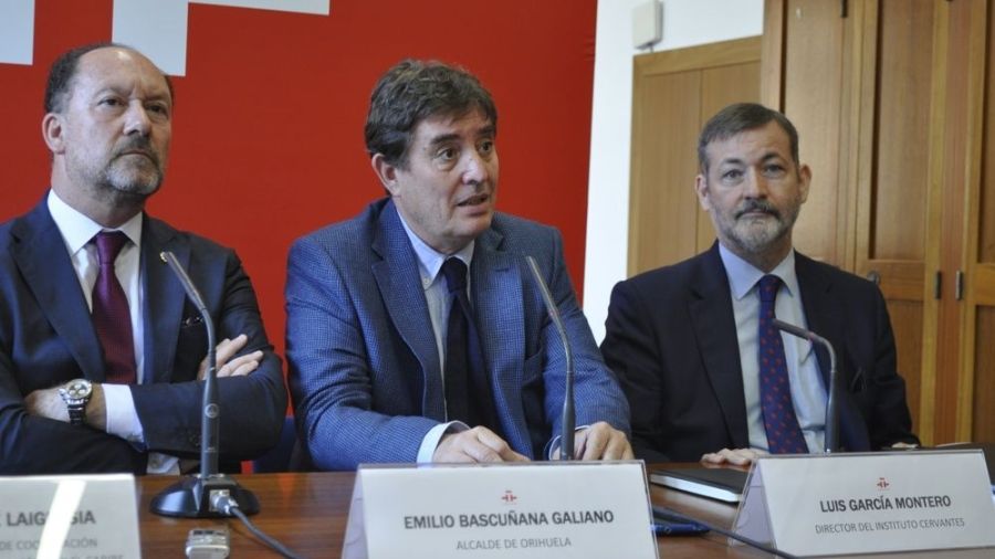 El Director del Instituto Cervantes, Luis García Montero, en el centro, entre el alcalde de Orihuela, Emilio Bascuñana, y el el Secretario General de la institución, Rafael Rodríguez-Ponga en Orihuela - © María Gilabert / Revista Casa Mediterráneo.
