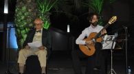 Chencho Arias recita versos junto al guitarrista Juan Carlos López Segura - © María Gilabert / Revista Casa Mediterráneo.