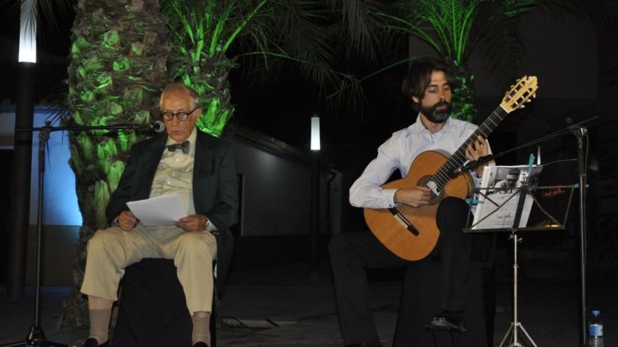 Chencho Arias recita versos junto al guitarrista Juan Carlos López Segura - © María Gilabert / Revista Casa Mediterráneo.