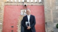 El escritor Jorge Molist con su última novela 'Canción de Sangre y Oro'.