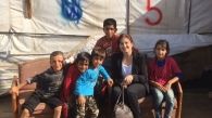 Lola Bañón con niños sirios refugiados en Líbano.