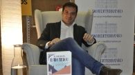 Enrique Criado tras su  último libro 'El paraguas balcánico' - © María Gilabert / Revista Casa Mediterráneo