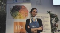 Lamia Chehayeb en la demostración culinaria en Alicante Gastronómica - © María Gilabert / Revista Casa Mediterráneo