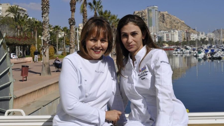 Las chefs Mª José San Román y Lamia Chehayeb en la terraza del Restaurante Monastrell - © María Gilabert / Revista Casa Mediterráneo.