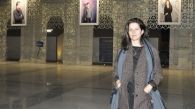 María Primo frente a su exposición 'Retratos de una nueva Grecia' en Casa Mediterráneo - © María Gilabert / Revista Casa Mediterráneo.