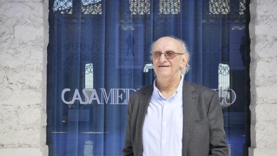 El escritor griego Petros Márkaris en la sede de Casa Mediterráneo - © María Gilabert / Revista Casa Mediterráneo.
