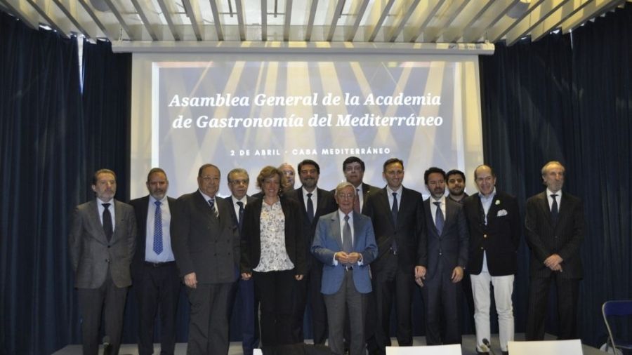 Representantes de la Academia de Gastronomía del Mediterráneo junto a las autoridades de la provincia - © María Gilabert / Revista Casa Mediterráneo.