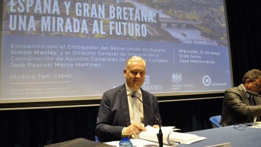 Simon Manley, Embajador de Gran Bretaña, en el debate celebrado en Casa Mediterráneo - © Maria Gilabert Revista Casa Mediterraneo