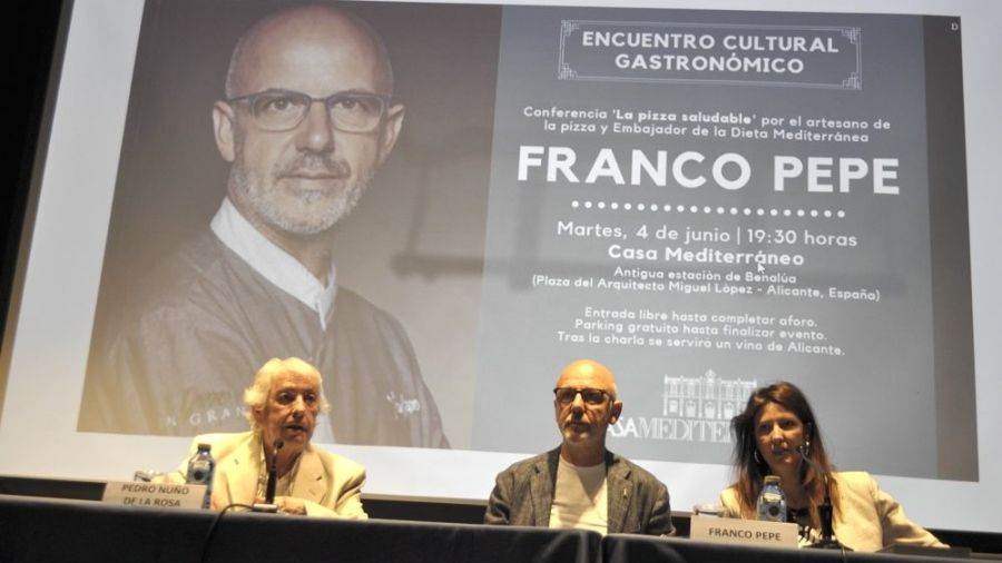Conferencia de Franco Pepe, en el centro, en Casa Mediterráneo - © María Gilabert / Revista Casa Mediterráneo.