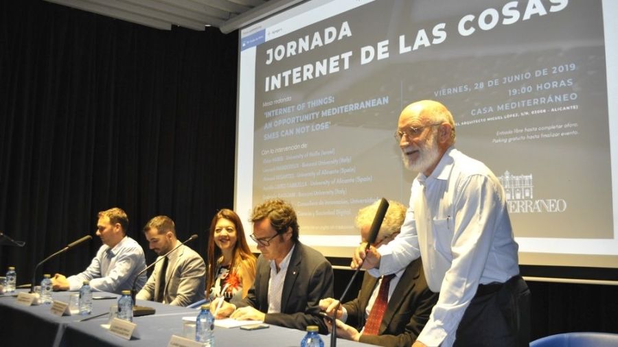 Manuel Desantes, en primer plano, durante la Jornada Internet de las Cosas - © María Gilabert / Revista Casa Mediterráneo.