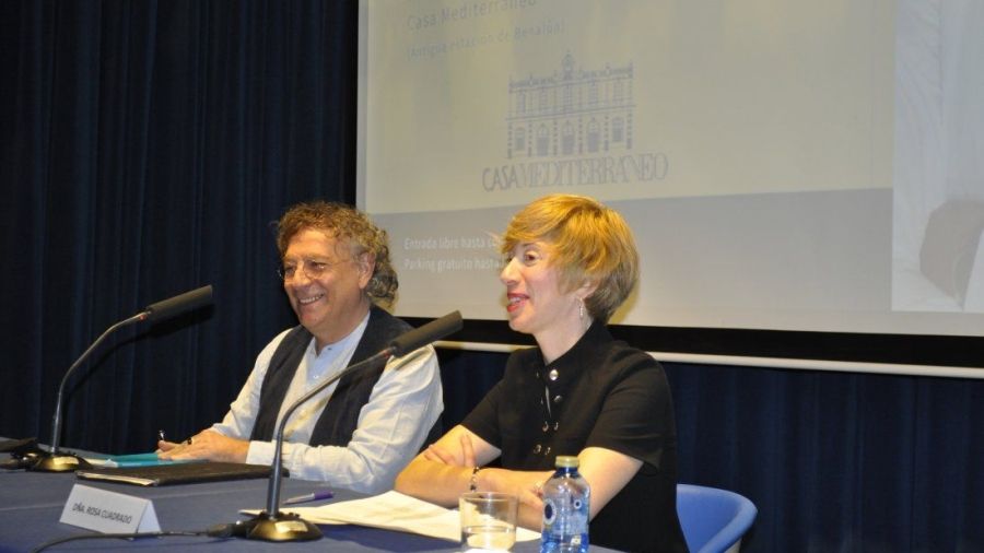 Rosa Cuadrado junto a Juan Carlos Mestre en la tertulia poética celebrada en la institución diplomática - © María Gilabert / Revista Casa Mediterráneo.
