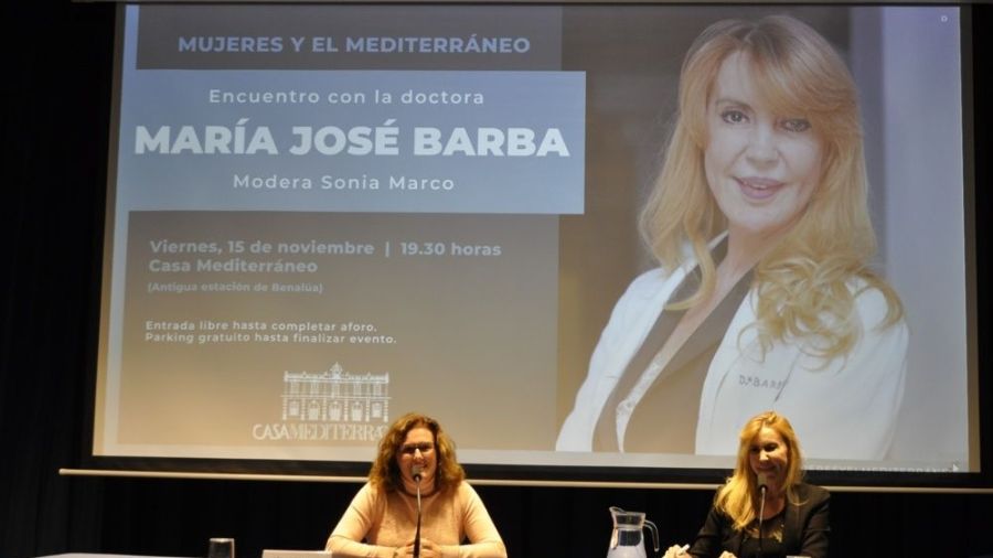 La doctora María José Barba (derecha), junto a la moderadora del encuentro, la periodista Sonia Marco  - © María Gilabert / Casa Mediterráneo.