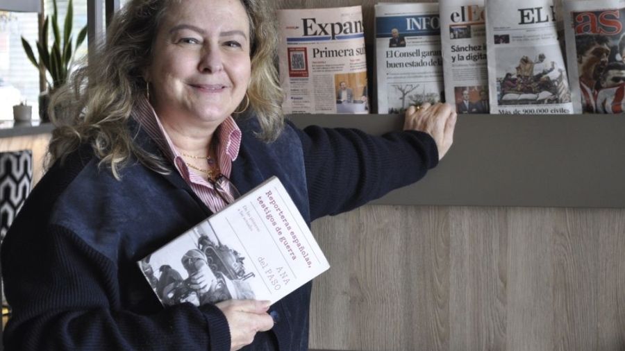 Ana del Paso con su libro 'Reporteras españolas, testigos de guerra' - © María Gilabert - Revista Casa Mediterráneo.