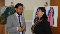El artista Nourdine Tabbai con la doctora en Historia del Arte Natalia Molinos.