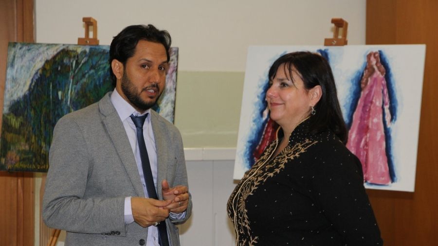 El artista Nourdine Tabbai con la doctora en Historia del Arte Natalia Molinos.