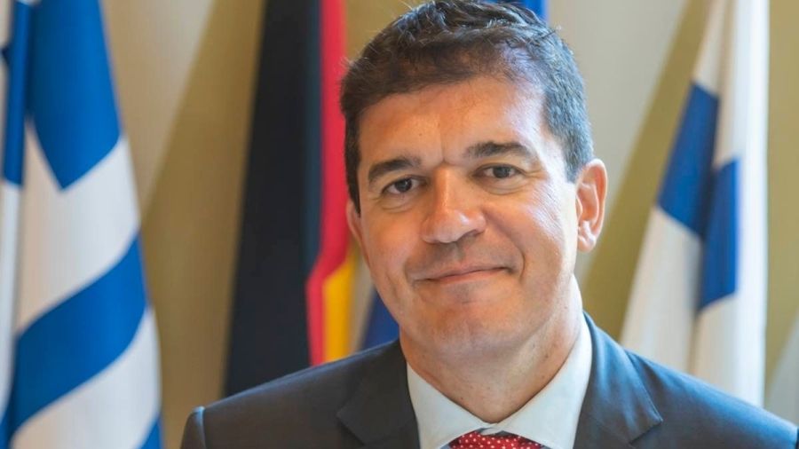 Isidro González.