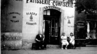 El abuelo de Àngela-Rosa Menages a la puerta de su pastelería en Argelia.