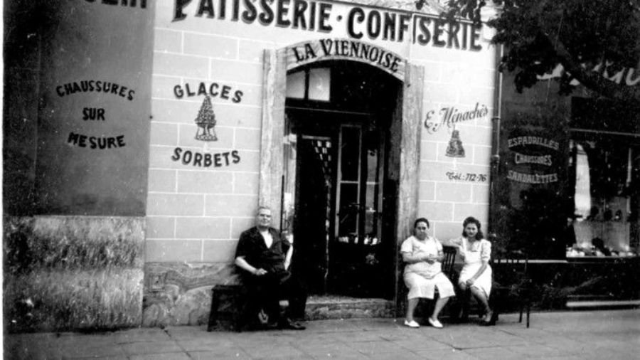 El abuelo de Àngela-Rosa Menages a la puerta de su pastelería en Argelia.