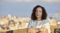 Retrato de la escritora Najat El Hachmi, ganadora del 77 Premio Nadal 2021 – © Xavier Torres-Bacchetta / HBO.