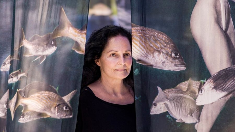 Isabel Muñoz frente a sus fotografías impresas sobre telas flotantes de la exposición ‘Somos agua’ en Casa Mediterráneo - © Miriam Gil Albert.