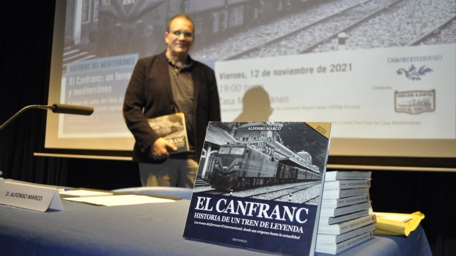 Alfonso Marco y su libro ‘El Canfranc' - © María Gilabert / Casa Mediterráneo.