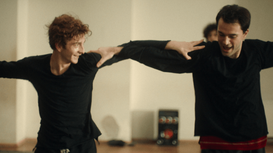Fotograma de 'Sólo nos queda bailar'.