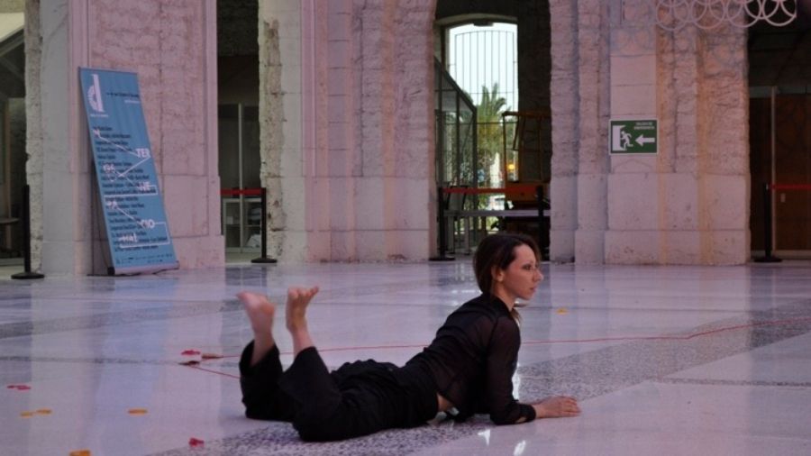 Federica Espósito actuando en Casa Mediterráneo - © Cortesía de Abril en Danza.