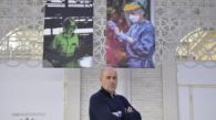Ángel García ante la exposición ‘Las conquistas de la mujer en el trabajo’ – © María Gilabert / Revista Casa Mediterráneo.
