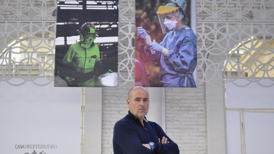 Ángel García ante la exposición ‘Las conquistas de la mujer en el trabajo’ – © María Gilabert / Revista Casa Mediterráneo.