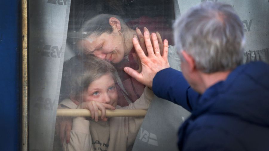 Odesa (Ucrania). Un padre se despide su su mujer y su hijo a través de la ventanilla de un tren en la estación de Odesa mientras les dice que todo va a salir bien - © Manuel Lorenzo.