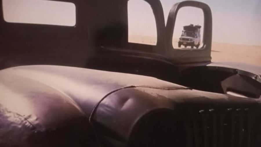 Coche de la época abandonado en el desierto - Imagen de la revista Al filo de lo imposible.