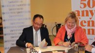 Andrés Perelló e Imma López Primo, en el acto de firma del convenio de colaboración entre Casa Mediterráneo y la Fundació Horta Sud.