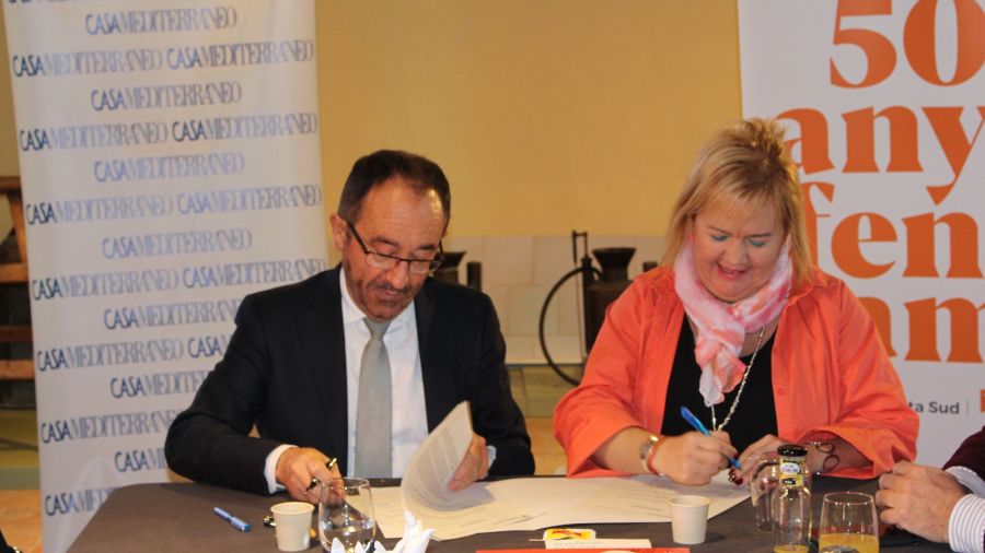 Andrés Perelló e Imma López Primo, en el acto de firma del convenio de colaboración entre Casa Mediterráneo y la Fundació Horta Sud.