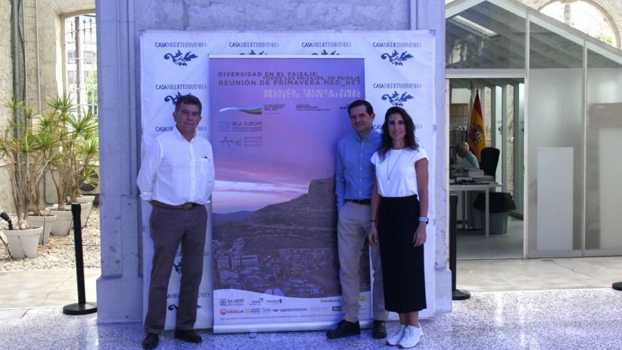 José Luis Romeu, presidente de la Asociación Española de Paisajistas, junto a otros participantes en la reunión.