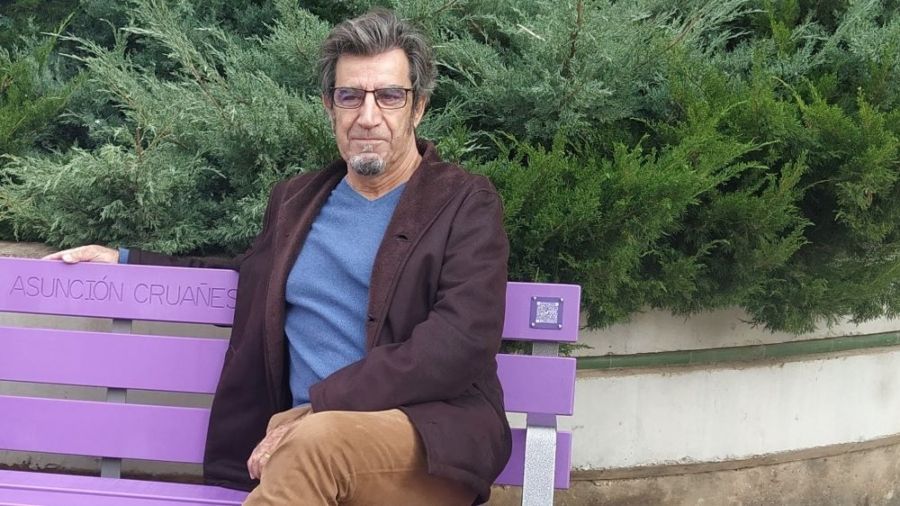 Pepe Reig Cruañes en el banco dedicado a su madre en Valencia.