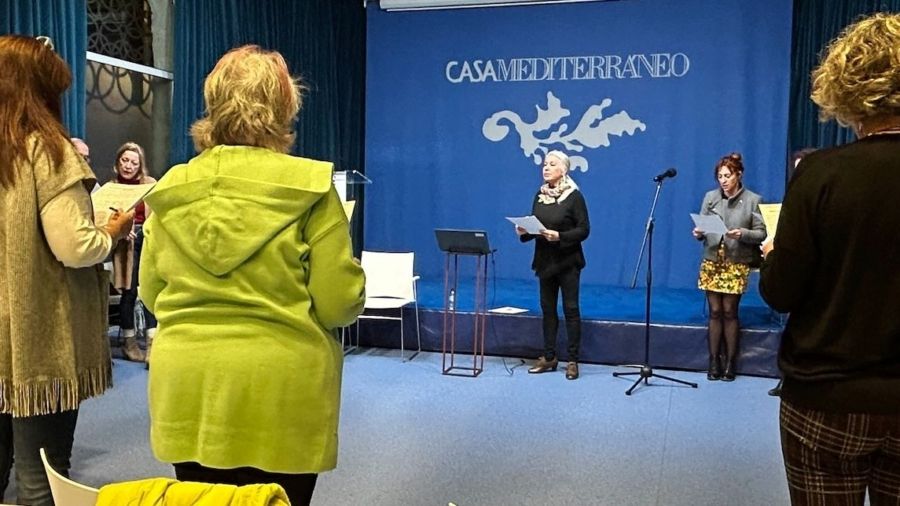 Coral Pastor impartiendo el taller sobre el arte de leer en público.