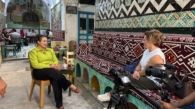Sonia Marco entrevista a una de las protagonistas del documental 'Mujeres mediterráneas: Túnez'.