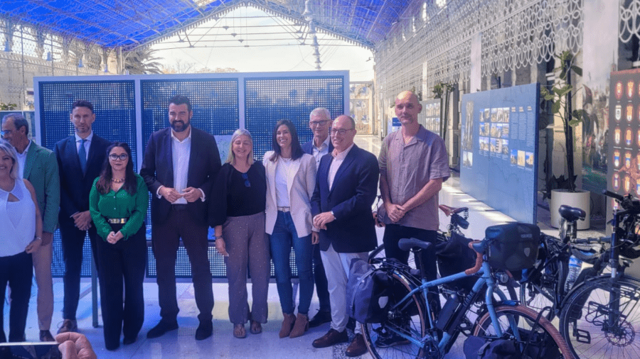 Foto de familia de la Jornada 'EuroVelo' celebrada en Casa Mediterráneo.