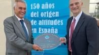 De derecha a izquierda: Lorenzo García Asensio, director general del Instituto Geográfico Nacional, entrega la réplica de la placa de nivelación al secretario general de Casa Mediterráneo, José Manuel Molina.