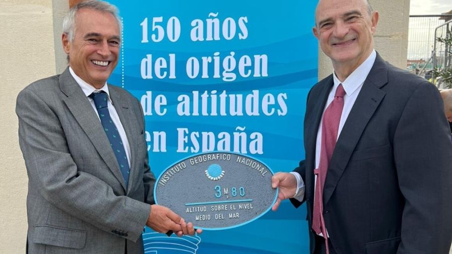 De derecha a izquierda: Lorenzo García Asensio, director general del Instituto Geográfico Nacional, entrega la réplica de la placa de nivelación al secretario general de Casa Mediterráneo, José Manuel Molina.