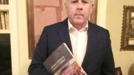 José Antonio Pleguezuelos con su libro 'Mariano Bertuchi, carteles y turismo'.