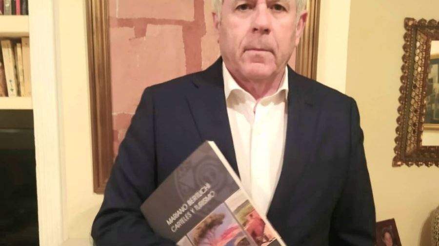 José Antonio Pleguezuelos con su libro 'Mariano Bertuchi, carteles y turismo'.
